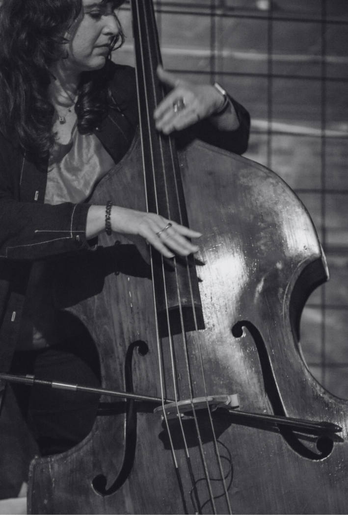 Kirri Büchler playing a double bass
